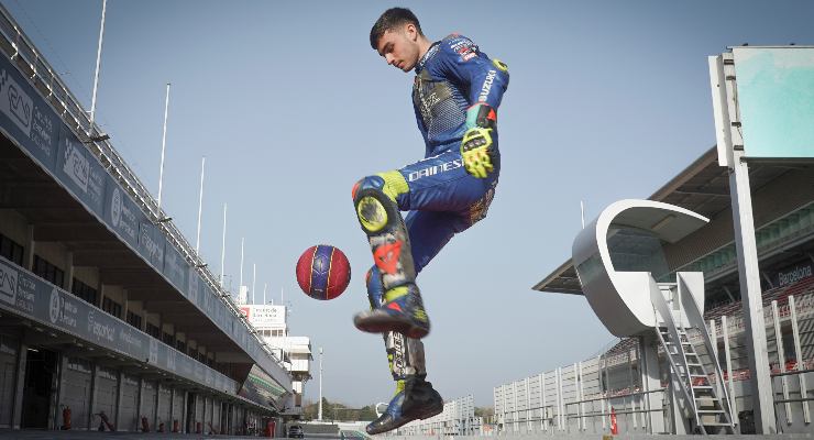 Il calciatore del Barcellona Pedri palleggia in corsia dei box al Montmelò