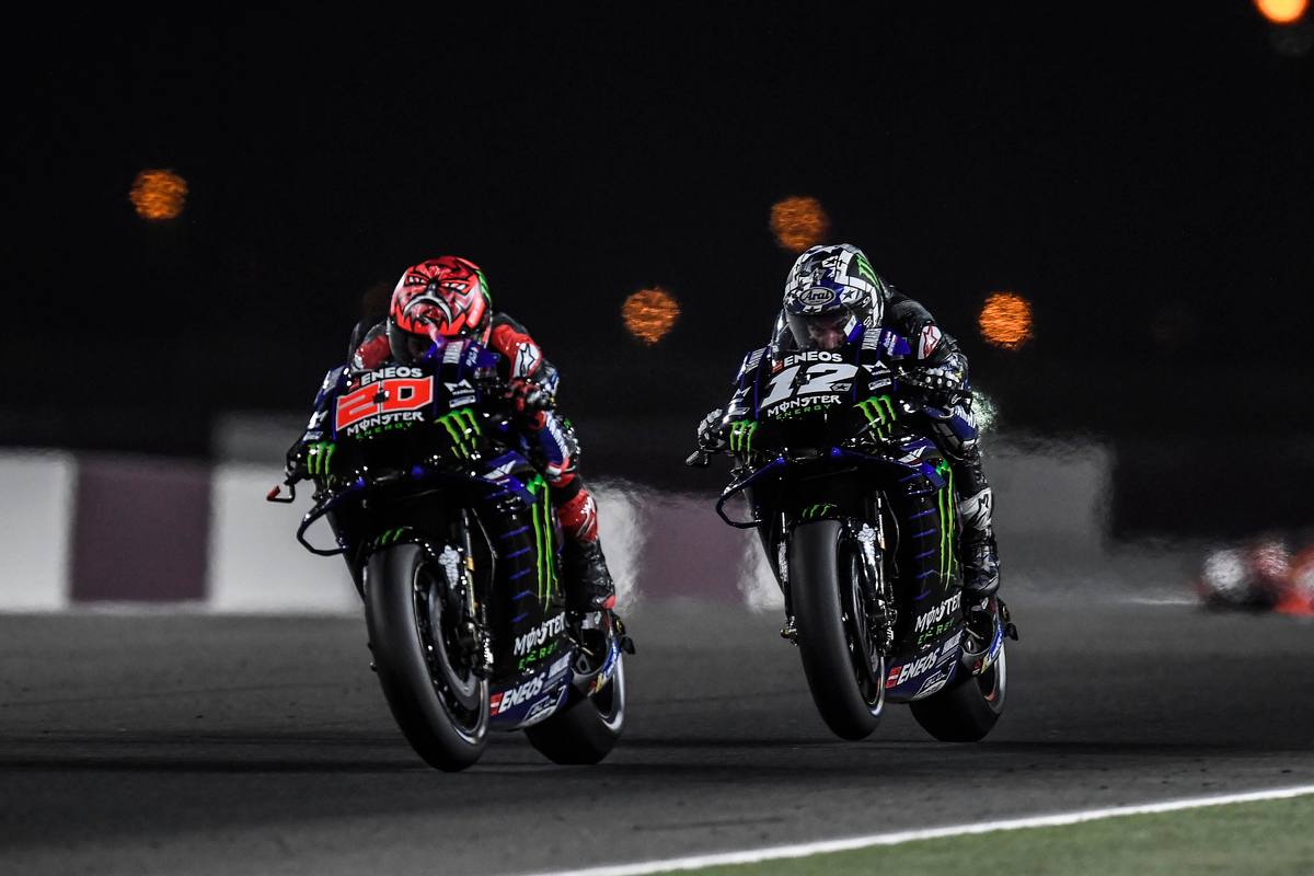 Fabio Quartararo e Maverick Vinales in pista nel Gran Premio del Qatar di MotoGP 2021 a Losail