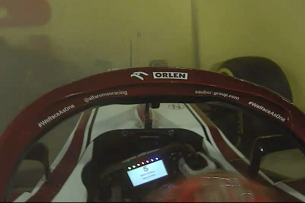 Kimi Raikkonen sbatte la sua Alfa Romeo contro le barriere nelle prove libere del Gran Premio del Bahrain di F1 2021 a Sakhir