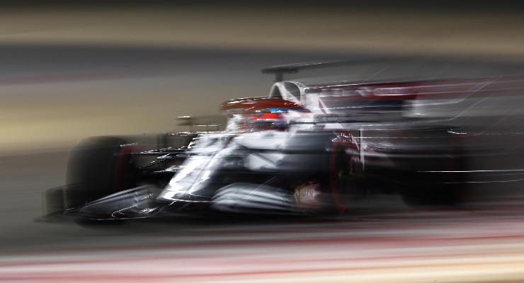 La Alfa Romeo di Kimi Raikkonen in pista nei test F1 di Sakhir, in Bahrain