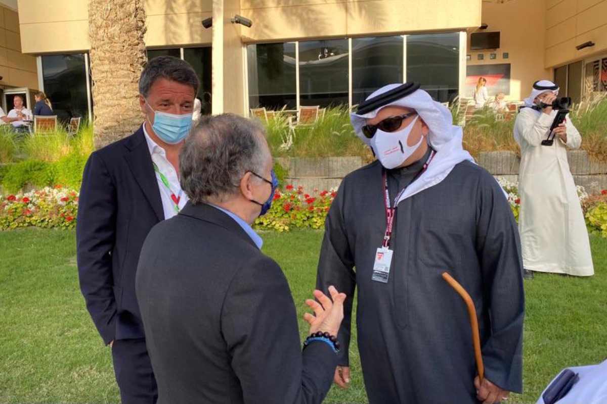 Matteo Renzi con il presidente della Federazione internazionale dell'automobile, Jean Todt, nel paddock del Gran Premio del Bahrain di F1 2021 a Sakhir