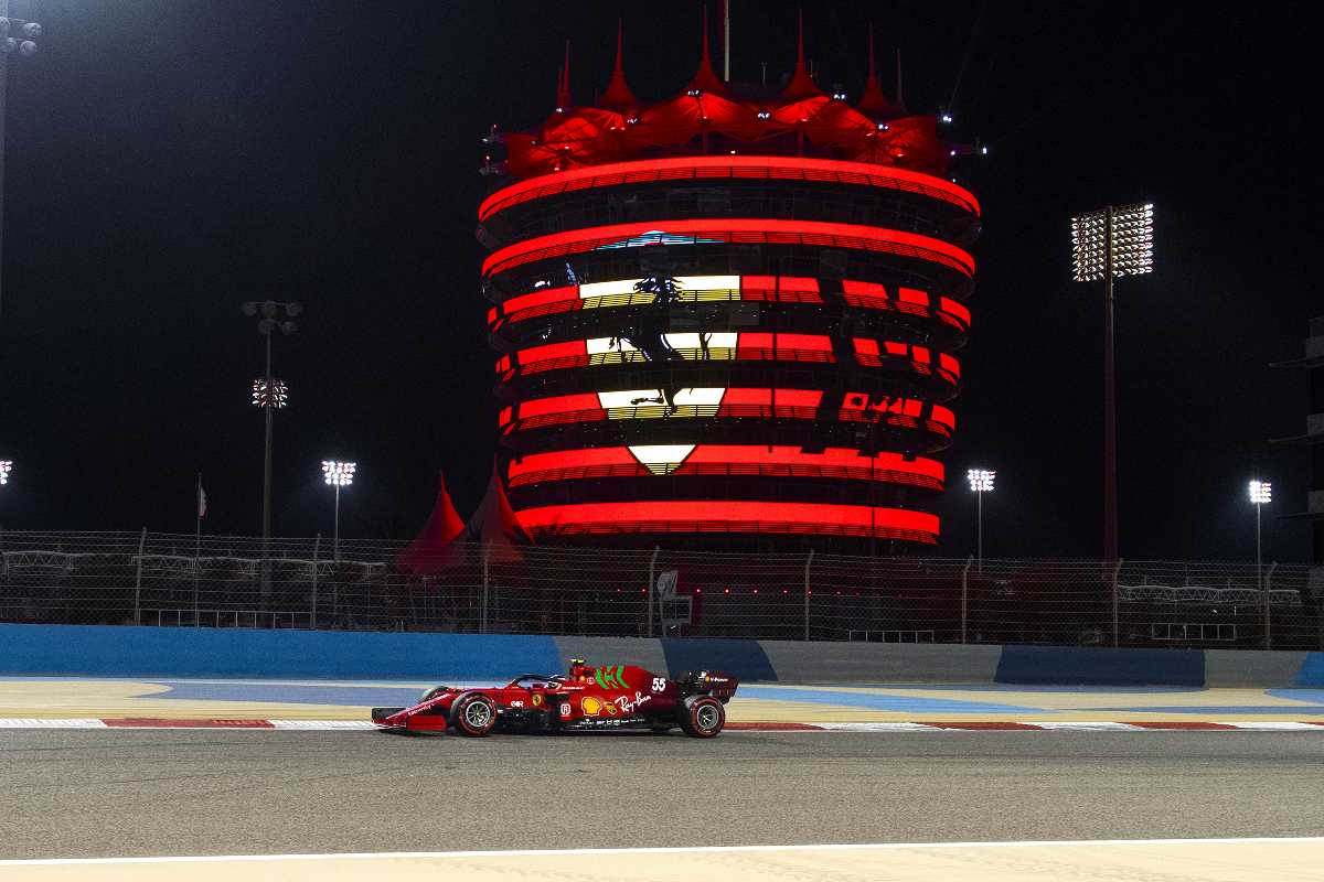 Carlos Sainz in pista nelle prove libere del Gran Premio del Bahrain di F1 2021 a Sakhir