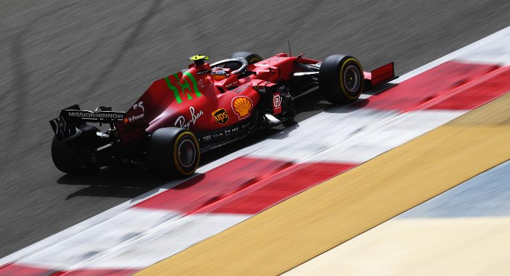 La Ferrari di Carlos Sainz in pista nei test F1 di Sakhir, in Bahrain