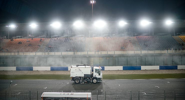 I mezzi di pulizia in pista alla fine dei test MotoGP di Losail, in Qatar