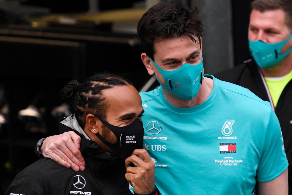 Il team principal della Mercedes, Toto Wolff, con il suo pilota Lewis Hamilton