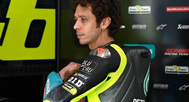 Valentino Rossi ai box nei test MotoGP in Qatar