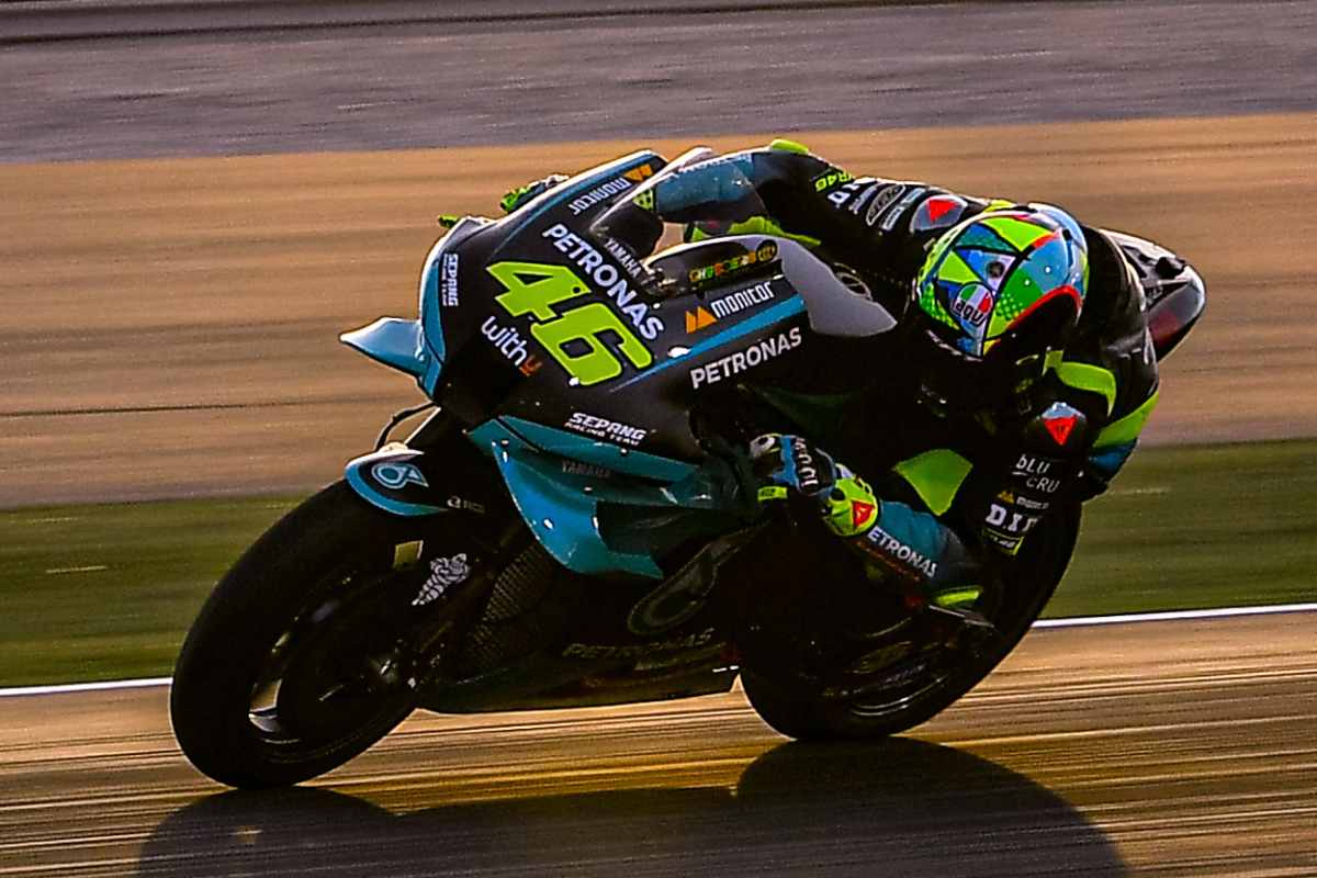Valentino Rossi in pista sulla Yamaha Petronas nei test MotoGP in Qatar