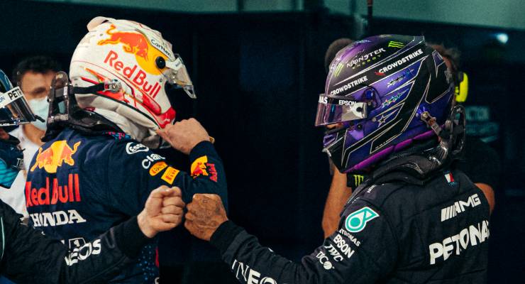 Lewis Hamilton e Max Verstappen dopo la bandiera a scacchi del Gran Premio del Bahrain di F1 2021 a Sakhir