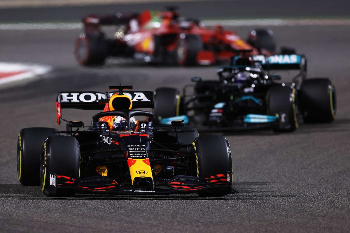 Max Verstappen davanti alla Mercedes di Lewis Hamilton alla partenza del Gran Premio del Bahrain di F1 2021 a Sakhir