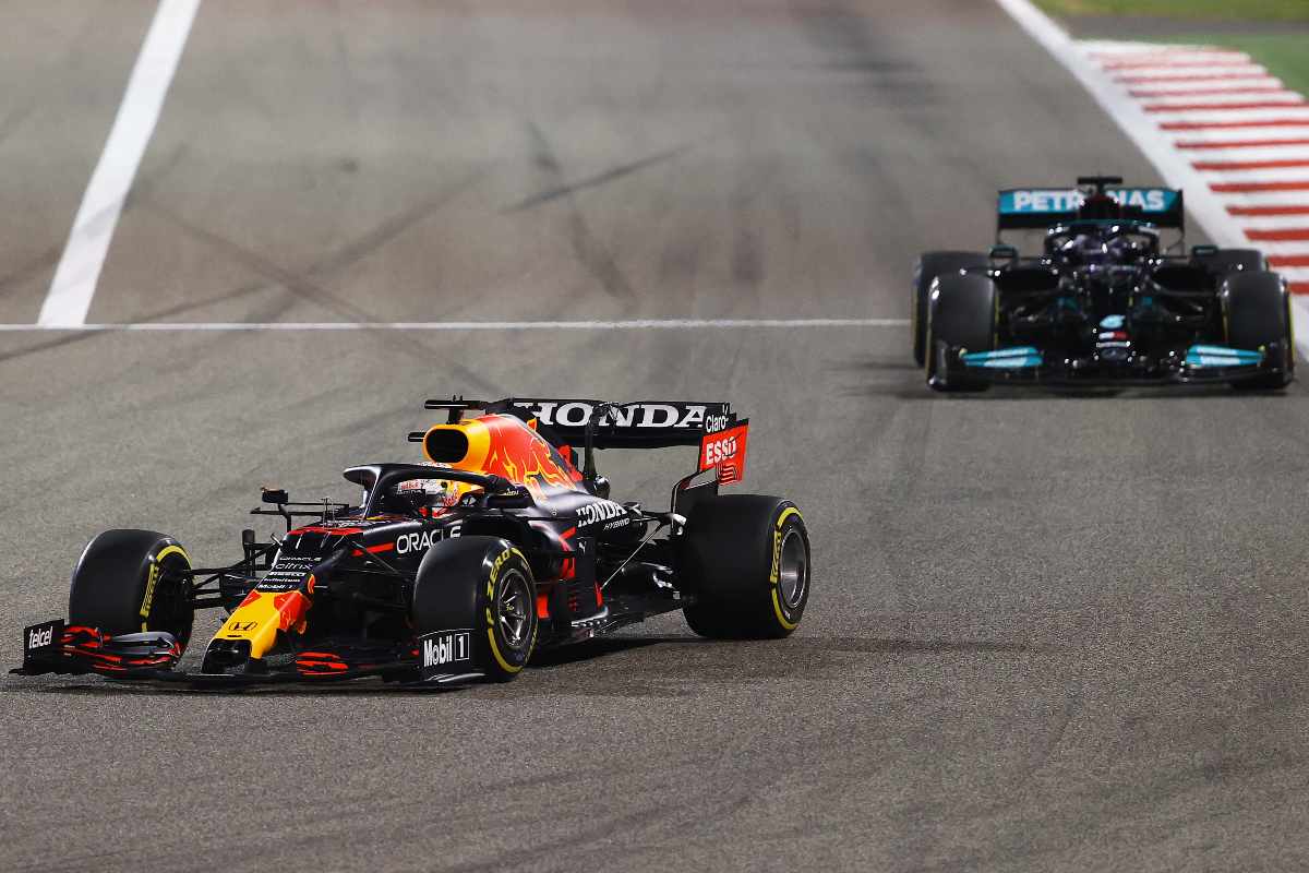 La Red Bull di Max Verstappen in lotta con la Mercedes di Lewis Hamilton al Gran Premio del Bahrain di F1 2021 a Sakhir