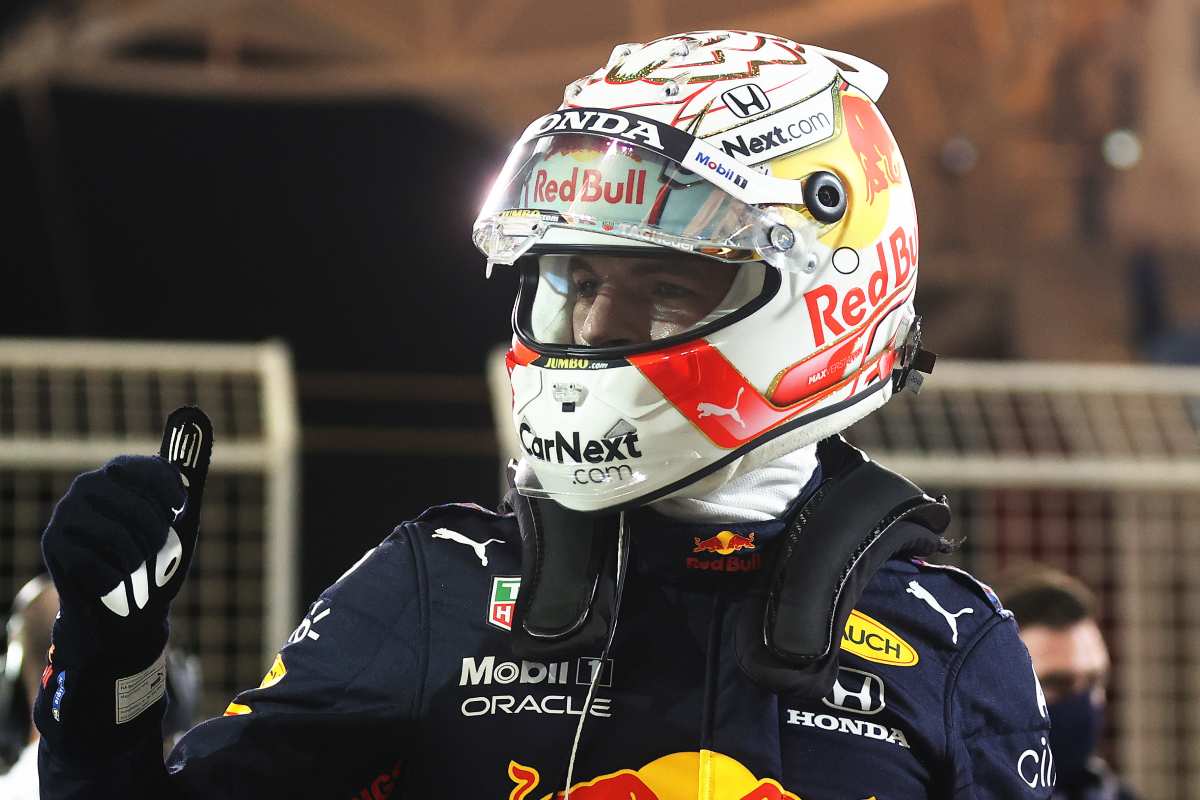 Max Verstappen festeggia la pole position nel Gran Premio del Bahrain di F1 2021 a Sakhir