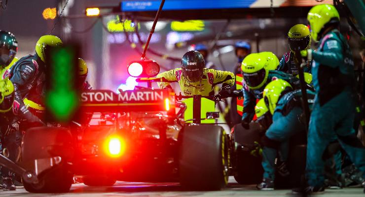 La Aston Martin di Sebastian Vettel ai box nel Gran Premio del Bahrain di F1 2021 a Sakhir