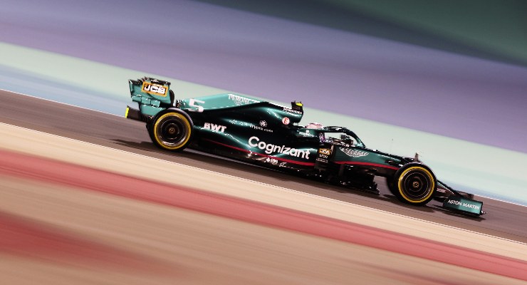 La Aston Martin di Sebastian Vettel nelle qualifiche del Gran Premio del Bahrain di F1 2021 a Sakhir