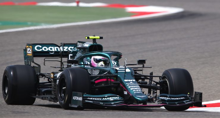 Sebastian Vettel sulla Aston Martin in pista nei test F1 a Sakhir, in Bahrain