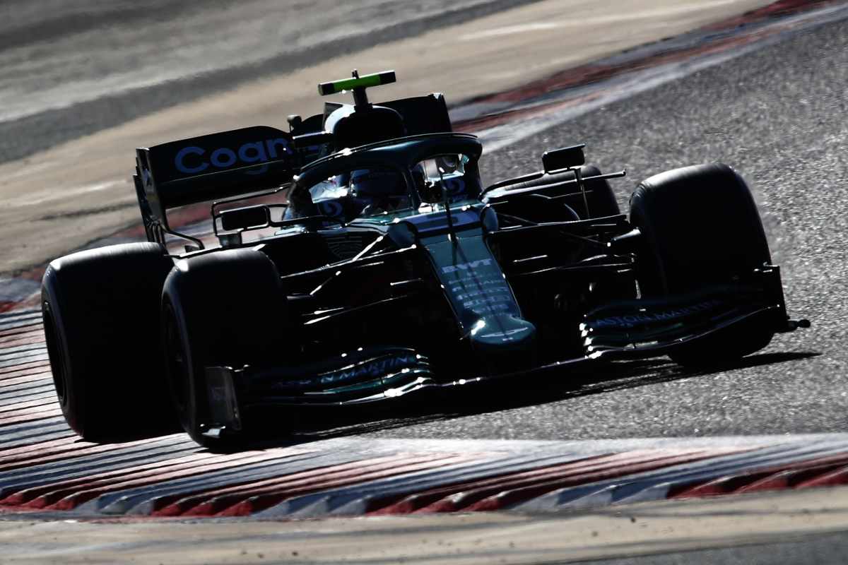 Sebastian Vettel sulla Aston Martin in pista nei test F1 di Sakhir, in Bahrain