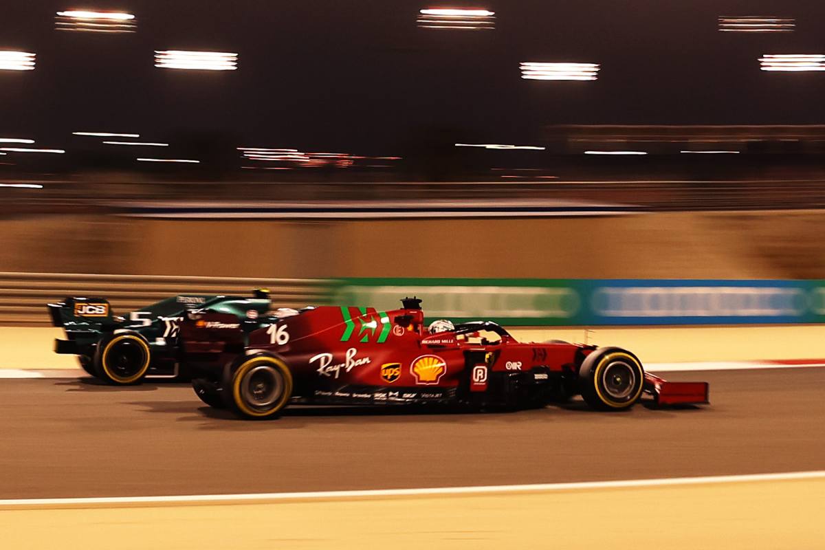 Sebastian Vettel sulla Aston Martin in lotta con Charles Leclerc sulla Ferrari nelle qualifiche del Gran Premio del Bahrain di F1 2021 a Sakhir