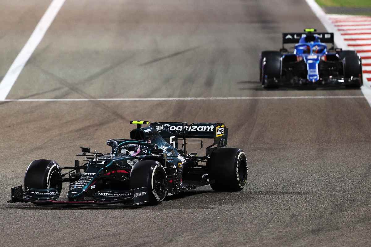 La Aston Martin di Sebastian Vettel davanti alla Alpine di Esteban Ocon nel Gran Premio del Bahrain di F1 2021 a Sakhir