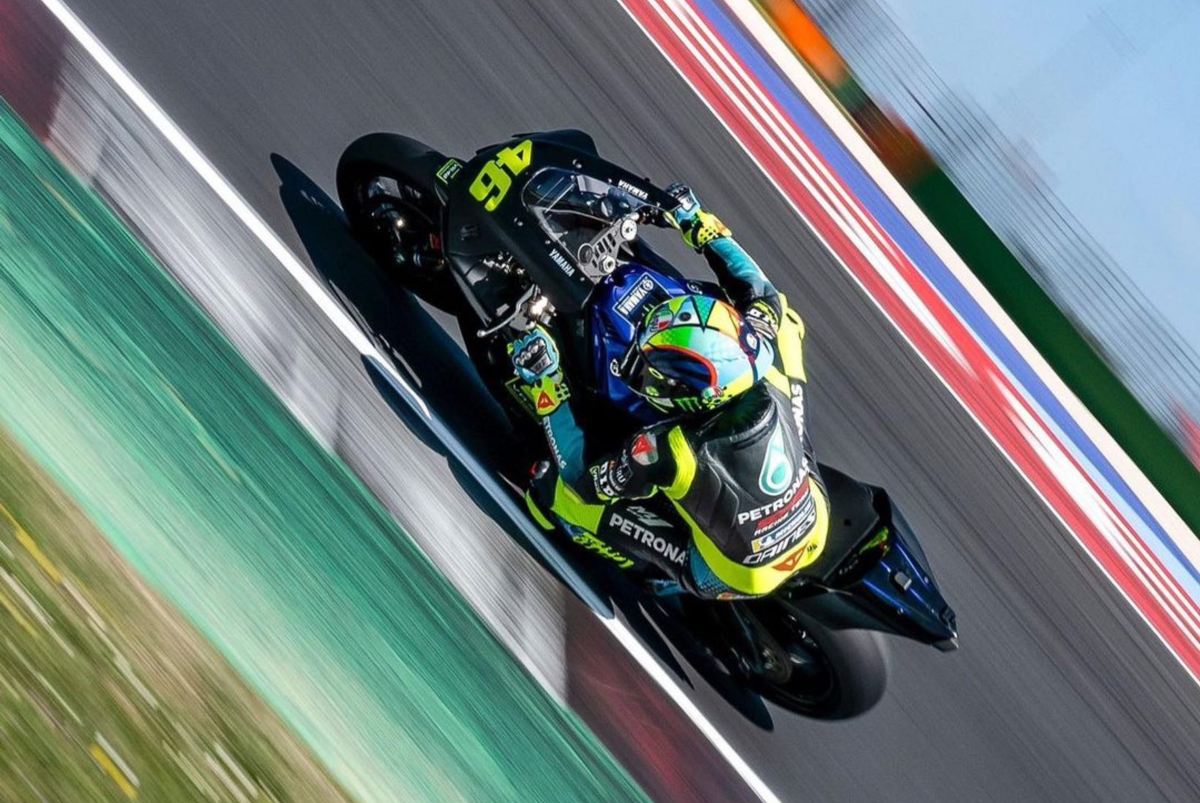 Valentino Rossi con la R1