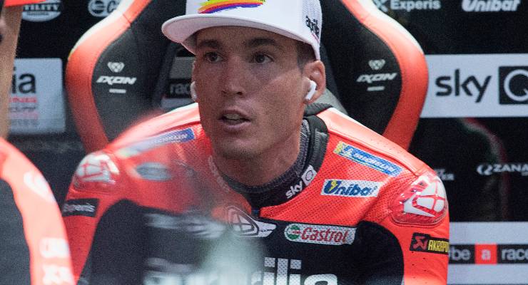 Aleix Espargarò ai box della Aprilia a Losail