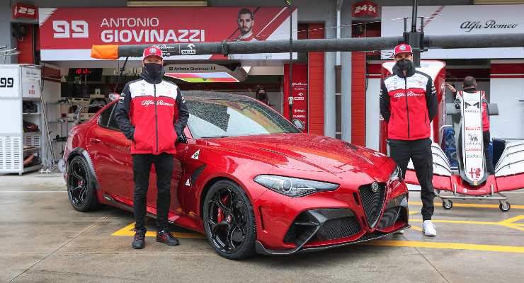 La Alfa Romeo Giulia GTAm con Kimi Raikkonen e Antonio Giovinazzi nella corsia dei box del circuito di Imola alla vigilia del Gran Premio dell'Emilia Romagna