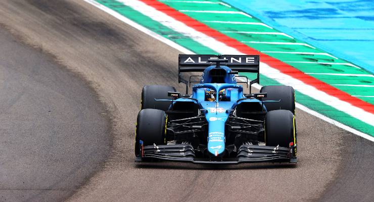 Fernando Alonso in pista sulla Alpine al Gran Premio dell'Emilia Romagna di F1 2021 a Imola