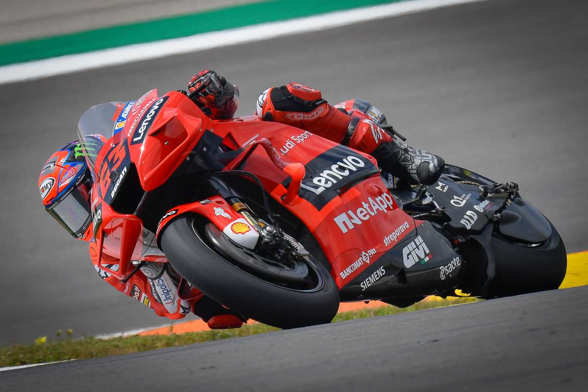 Pecco Bagnaia su Ducati in pista nel Gran Premio del Portogallo di MotoGP 2021 a Portimao