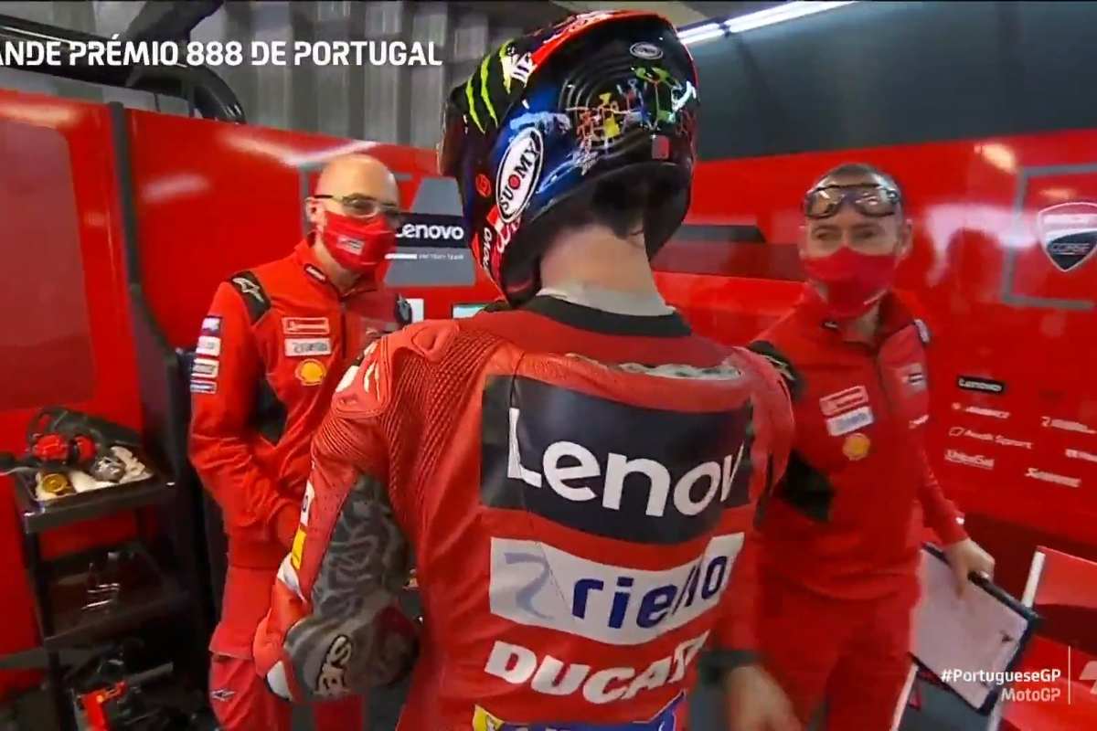 Pecco Bagnaia ai box della Ducati nel Gran Premio del Portogallo di Portimao
