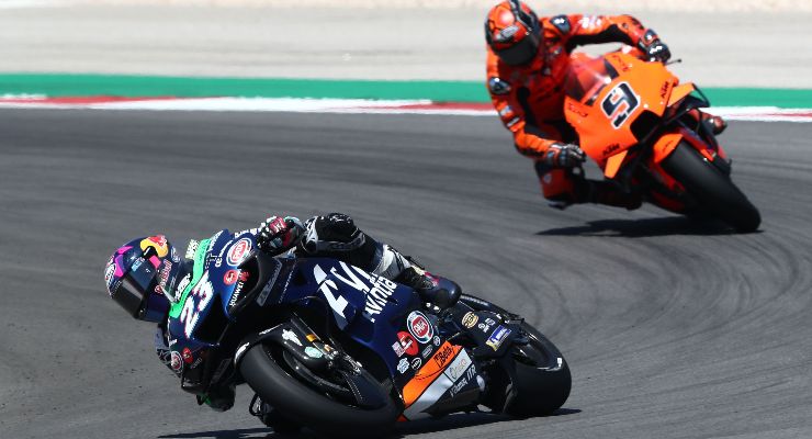 Enea Bastianini sulla sua Ducati Avintia davanti alla Ktm di Danilo Petrucci nel Gran Premio del Portogallo di MotoGP 2021 a Portimao