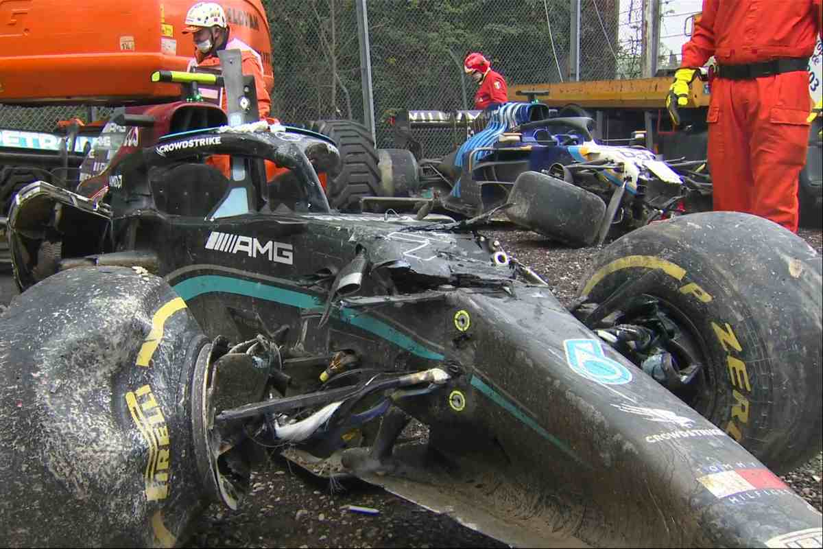 La Mercedes di Valtteri Bottas e la Williams di George Russell dopo l'incidente al Gran Premio dell'Emilia Romagna a Imola