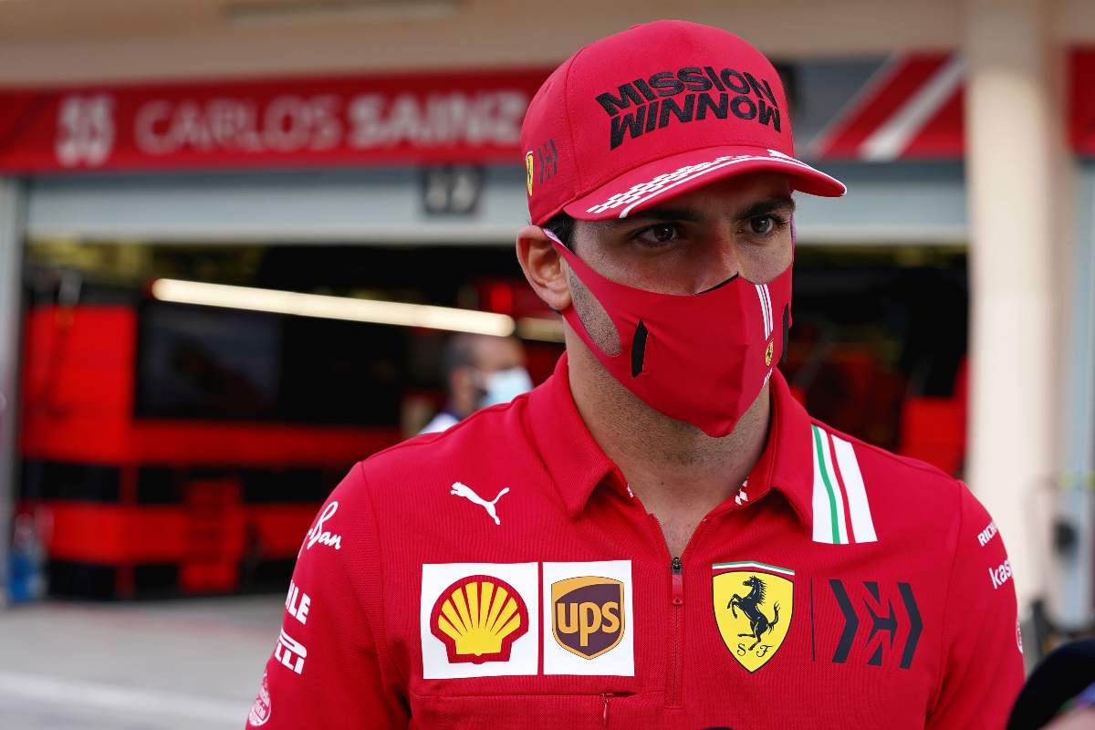 Carlos Sainz indossa la mascherina nel weekend del Gran Premio del Bahrain