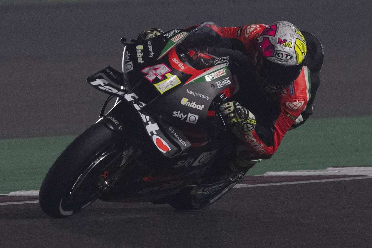 Aleix Espargarò sulla sua Aprilia nelle prove libere del Gran Premio di Doha di MotoGP 2021 a Losail