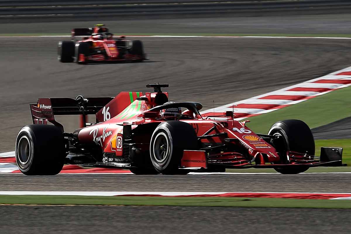 Charles Leclerc davanti a Carlos Sainz nel Gran Premio del Bahrain di F1 2021 a Sakhir