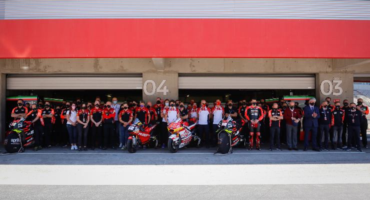 Il minuto di silenzio per Fausto Gresini durante il Gran Premio del Portogallo di MotoGP 2021 a Portimao (Foto Dorna)