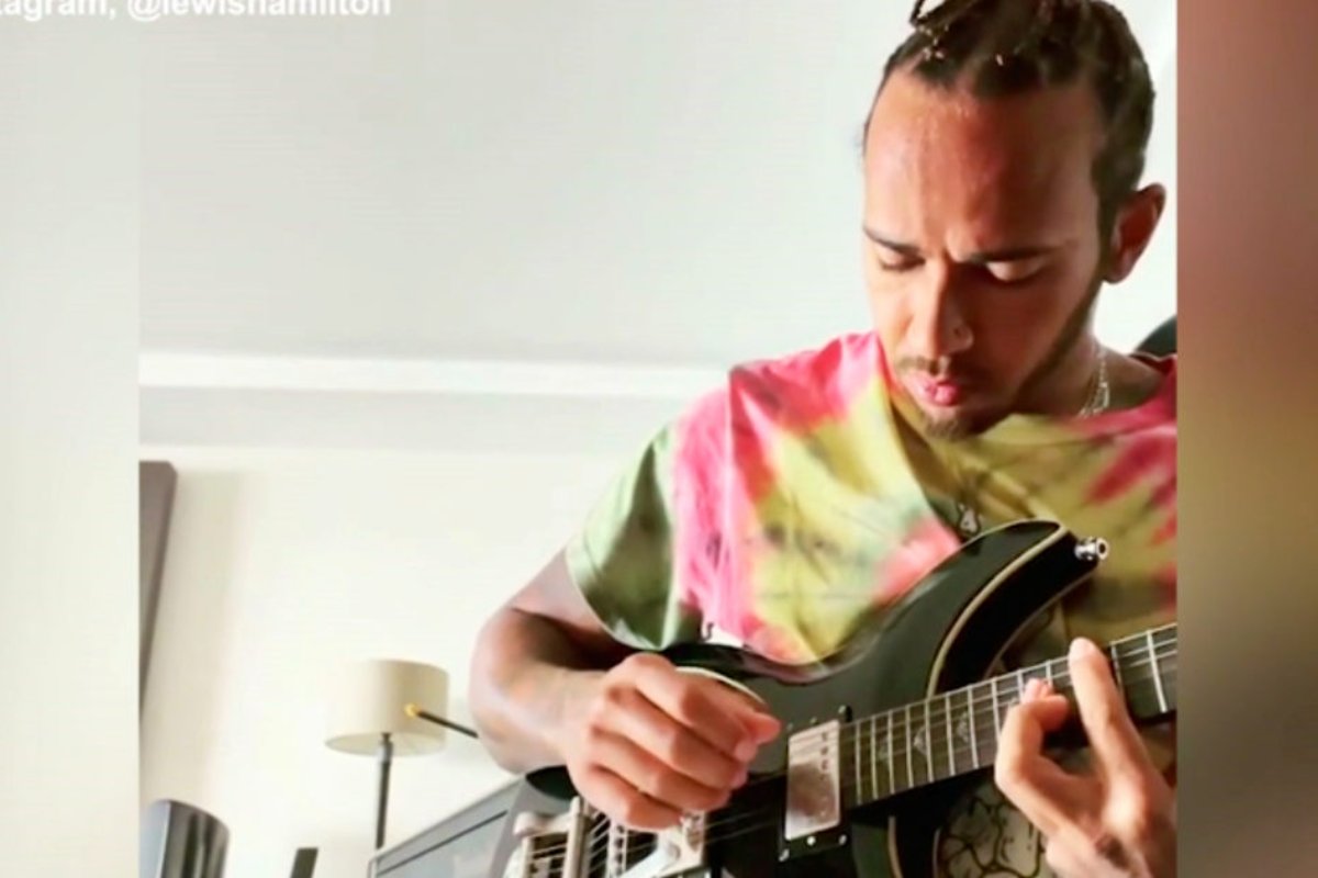 Lewis Hamilton suona la chitarra di David Bowie