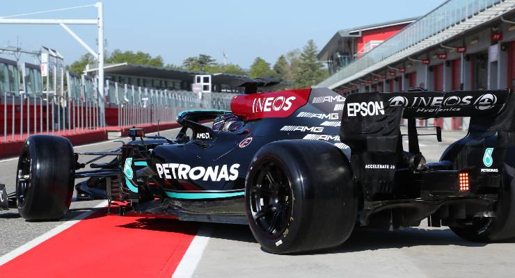 Lewis Hamilton prova con la Mercedes a Imola