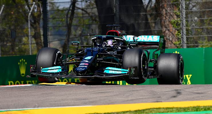 Lewis Hamilton in pista al Gran Premio dell'Emilia Romagna di F1 2021 a Imola