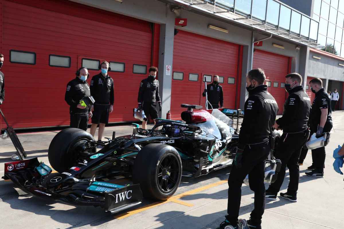 Lewis Hamilton prova con la Mercedes a Imola