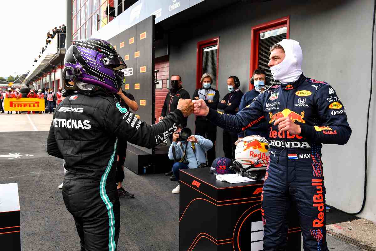 Lewis Hamilton e Max Verstappen in parco chiuso al Gran Premio dell'Emilia Romagna di F1 2021 a Imola