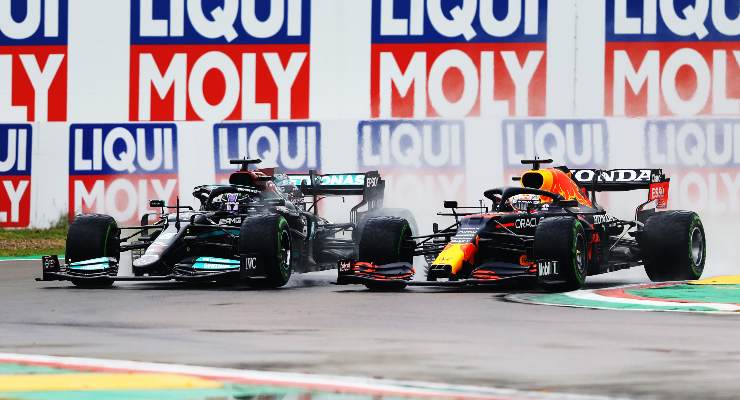 La Mercedes di Lewis Hamilton in lotta con la Red Bull di Max Verstappen al Gran Premio dell'Emilia Romagna di F1 2021 a Imola