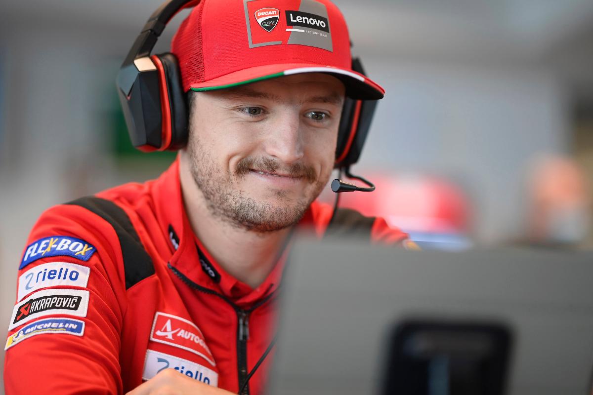 Jack Miller davanti al computer