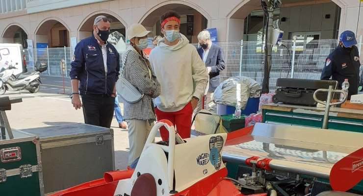 Charles Leclerc in visita al Gran Premio storico di Montecarlo