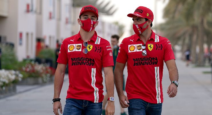 Charles Leclerc e Carlos Sainz indossano la mascherina nel weekend del Gran Premio del Bahrain di F1 2021