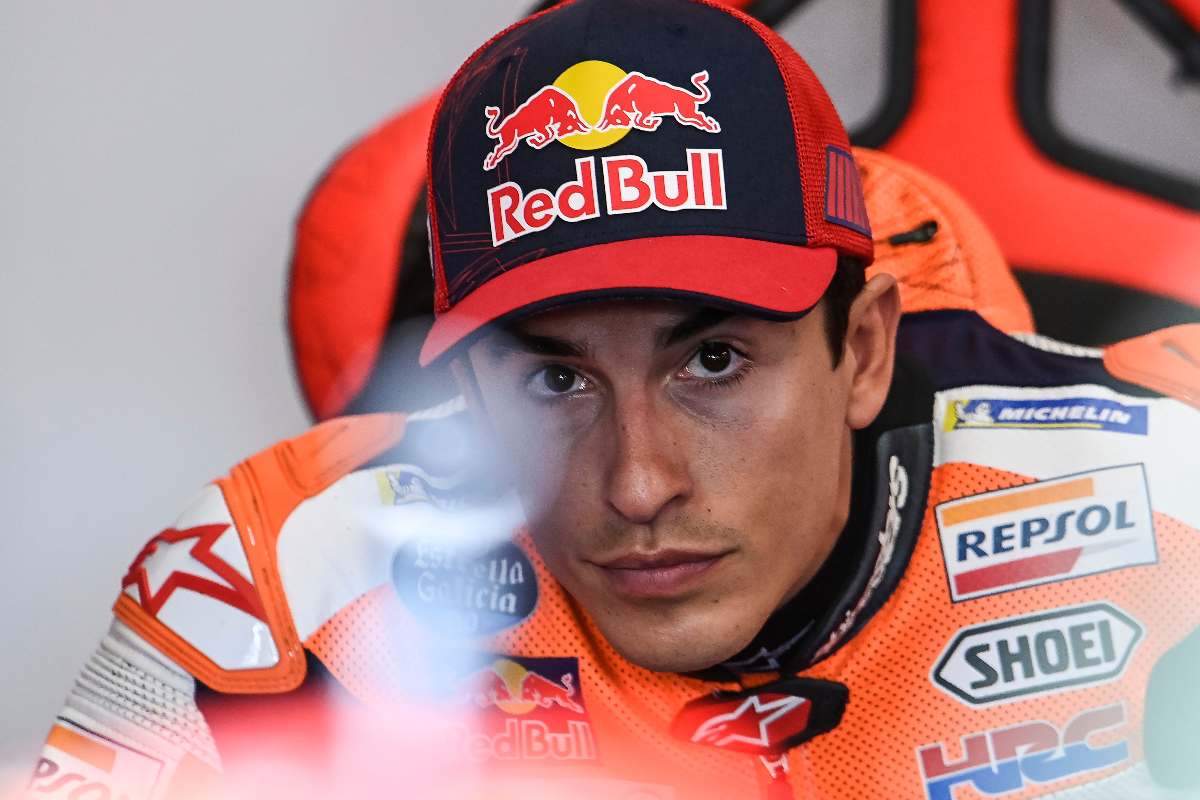 Marc Marquez ai box della Honda nel Gran Premio di Spagna di MotoGP 2021 a Jerez