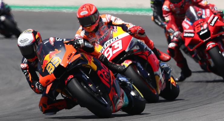 Marc Marquez dietro a Brad Binder in pista al Gran Premio del Portogallo di MotoGP 2021 a Portimao