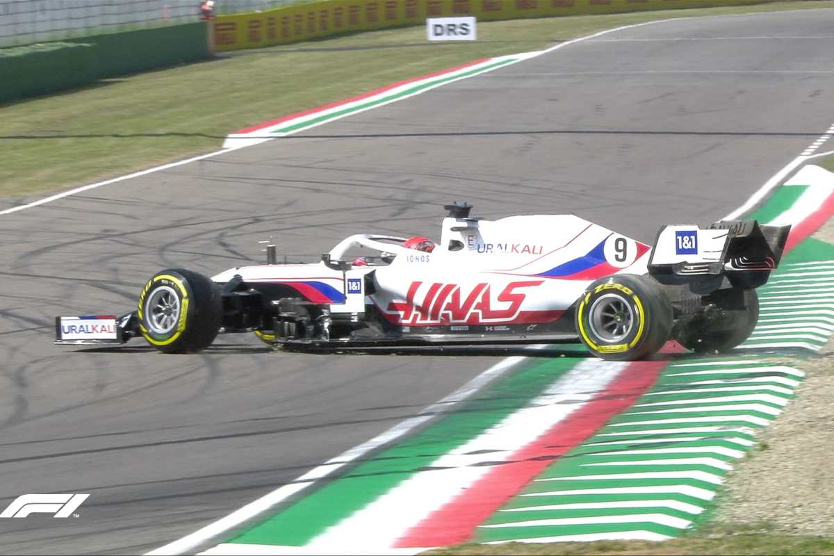 Il testacoda di Nikita Mazepin durante le prove libere del Gran Premio dell'Emilia Romagna di F1 2021 a Imola