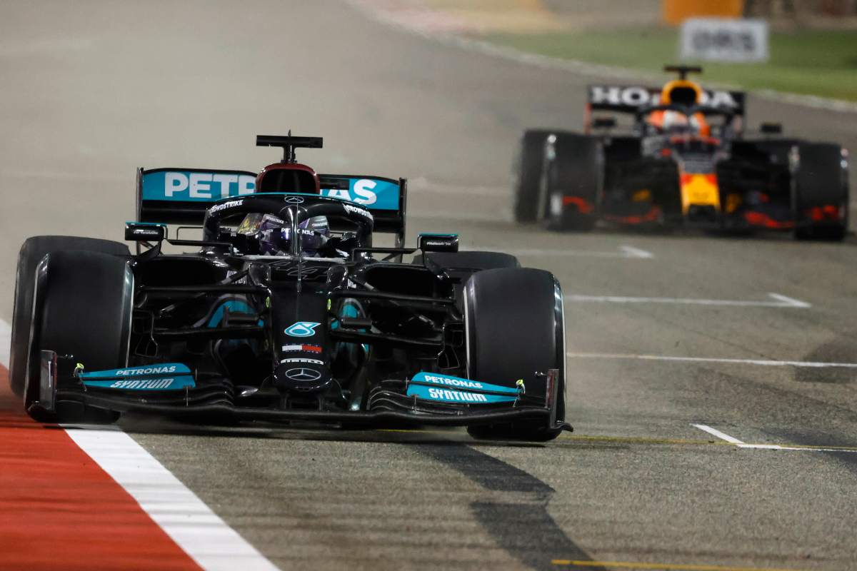 La Mercedes di Lewis Hamilton davanti alla Red Bull di Max Verstappen al Gran Premio del Bahrain di F1 2020 a Sakhir