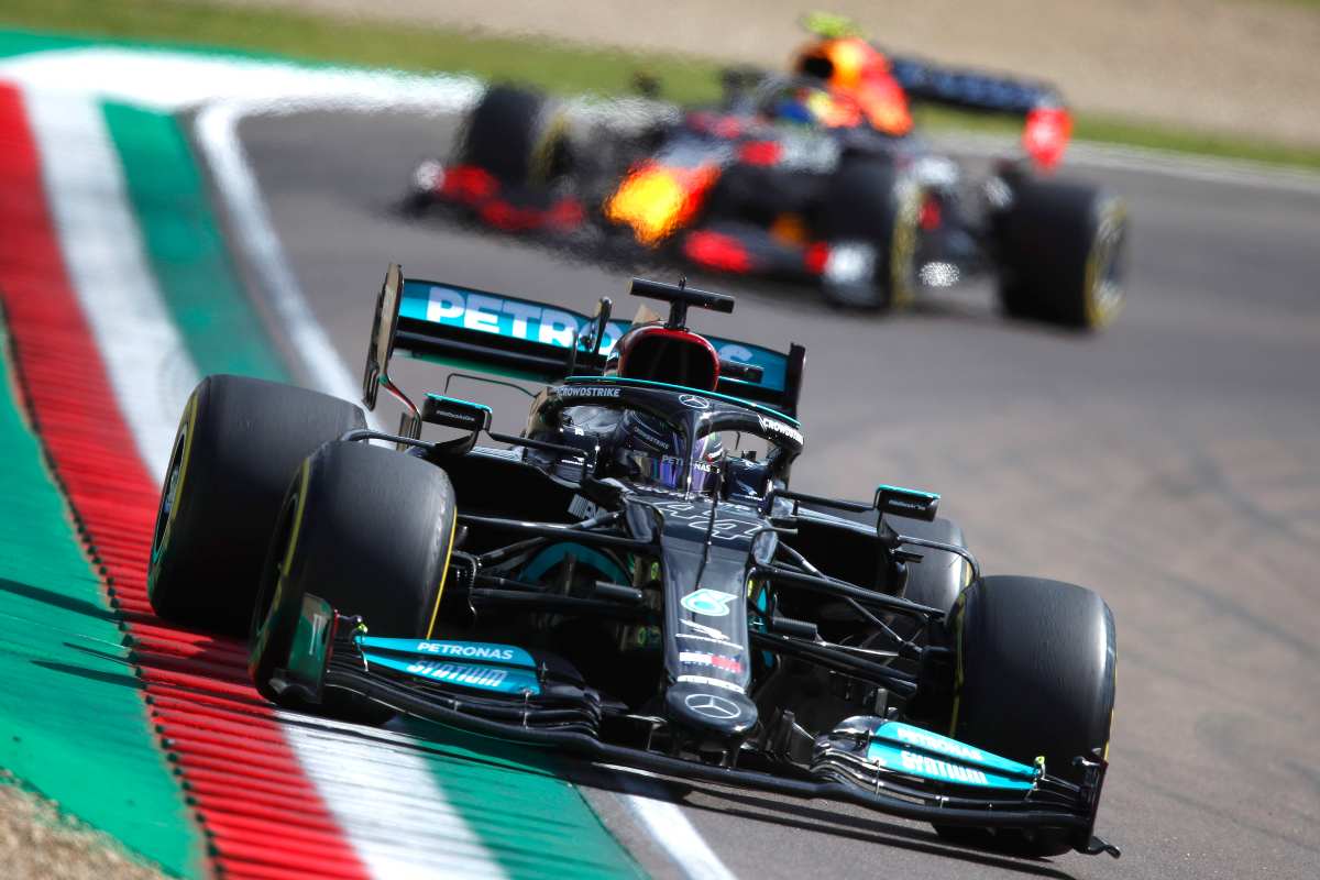 La Mercedes di Lewis Hamilton davanti alla Red Bull di Max Verstappen