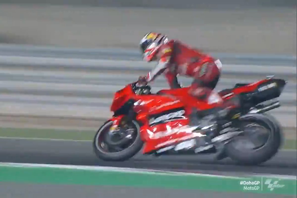 Jack Miller rischia di essere disarcionato dalla sua Ducati nelle prove libere del Gran Premio di Doha di MotoGP 2021 a Losail