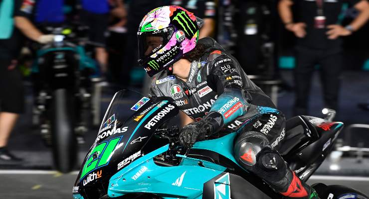 Franco Morbidelli sulla sua Yamaha nella corsia dei box del Gran Premio di Doha di MotoGP 2021 a Losail
