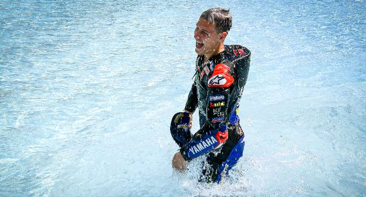 Fabio Quartararo festeggia la vittoria al Gran Premio del Portogallo di MotoGP 2021 a Portimao